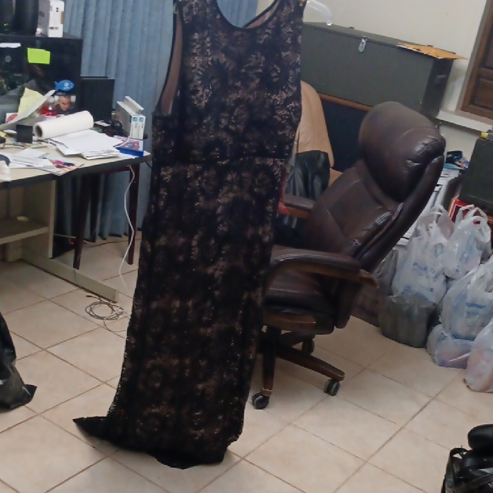 Elegant Black Lace Maxi Dress With Padded Cups